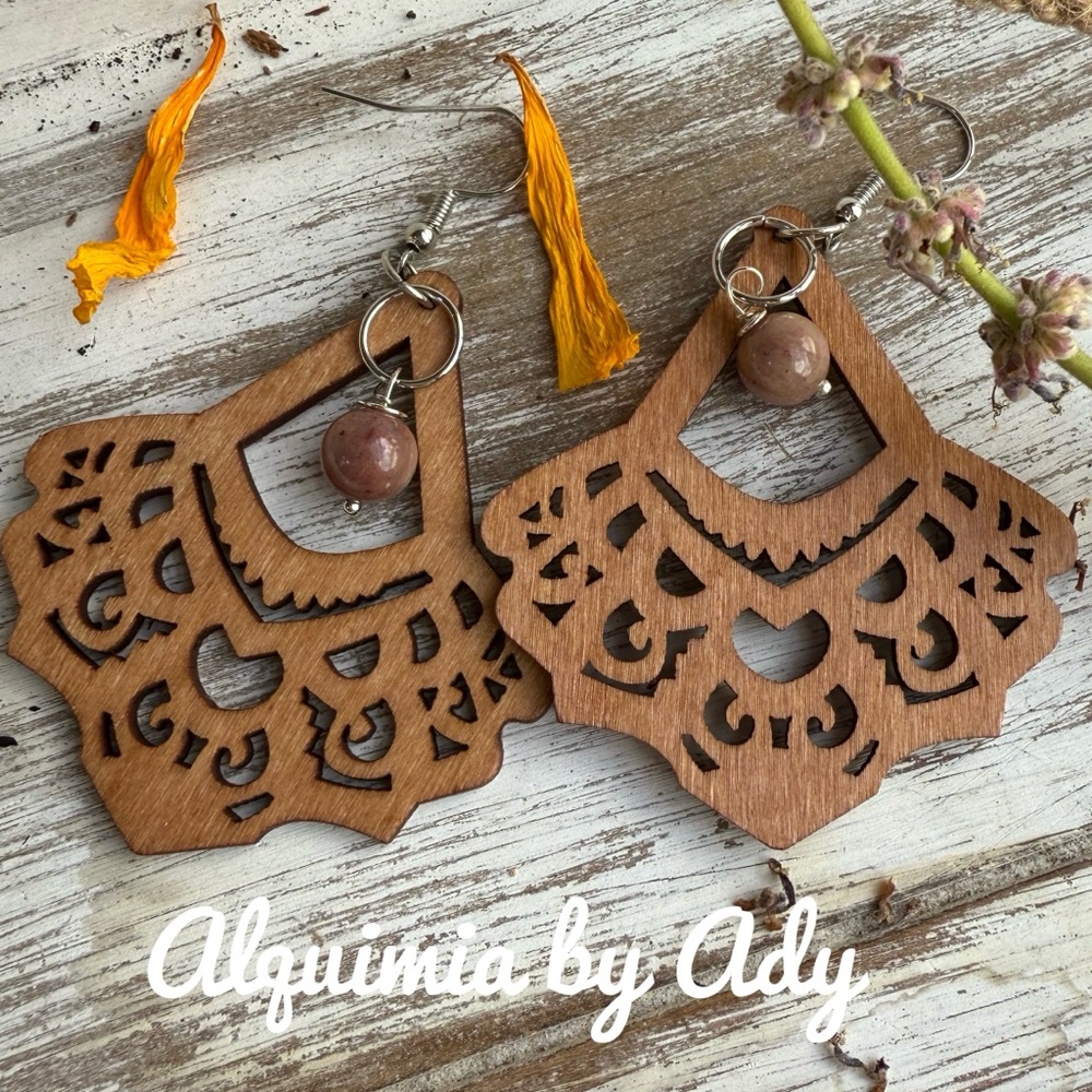 SHOULDER DUSTER + Maximalist wooden and gemstones earrings - Picture 1 of 2